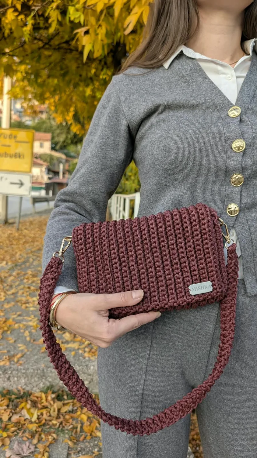 Bordo Mishka torbica s heklanim remenom, uz sivu vestu